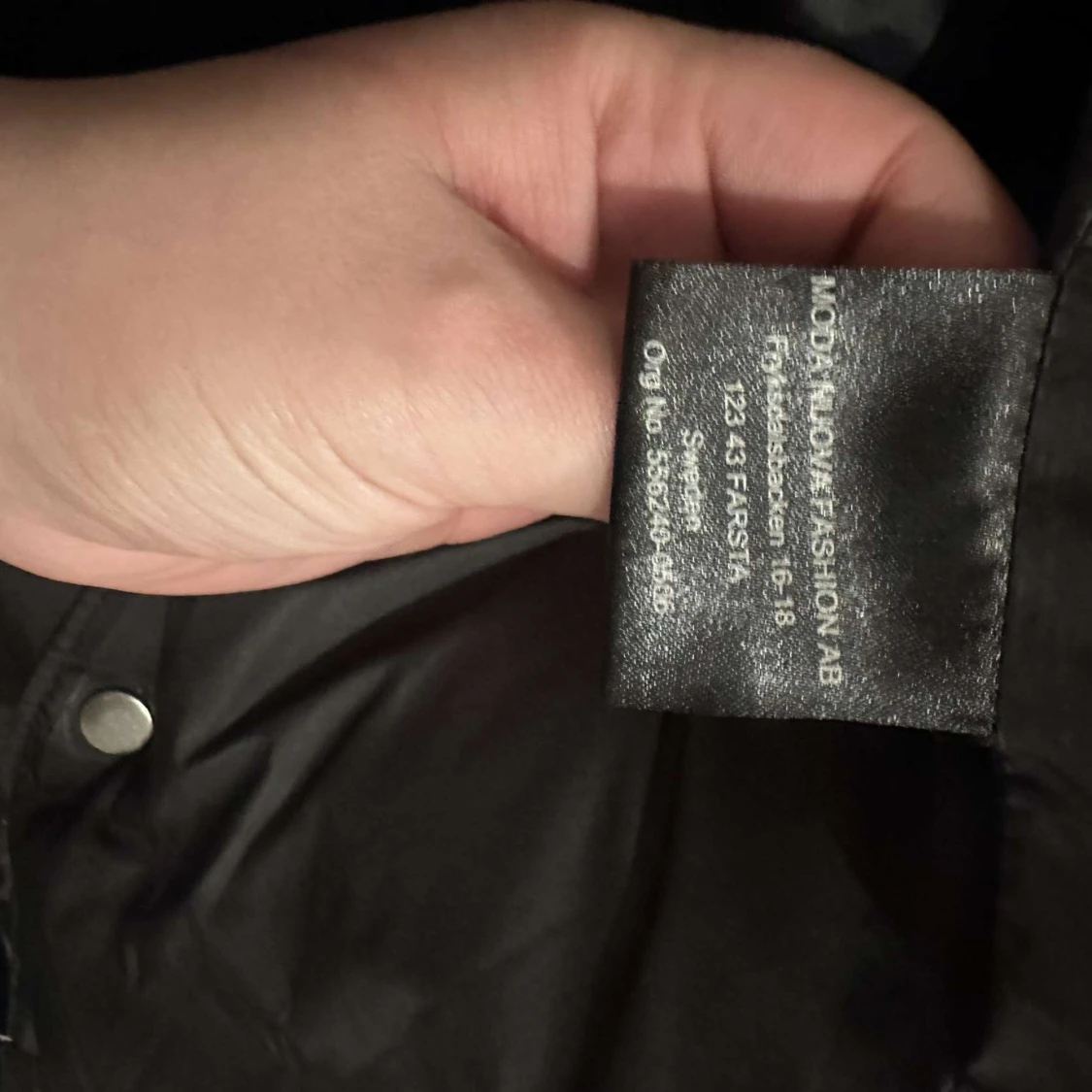 Svart dunjacka från Hollies - 3