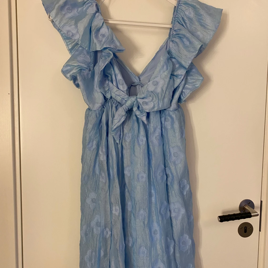 Ljusblå klänning med volangdetaljer - 4