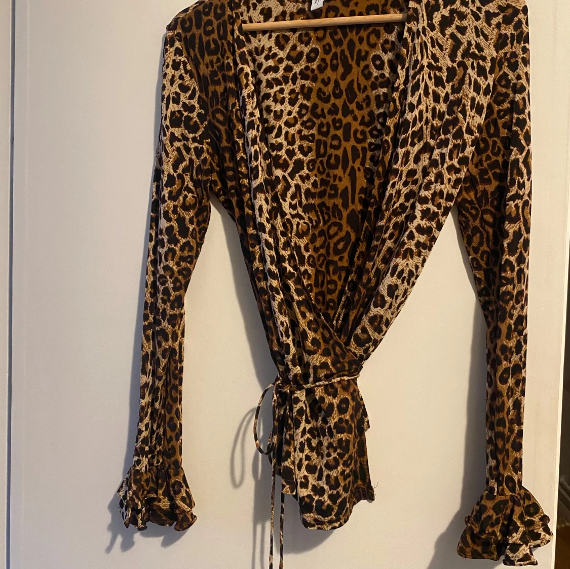 Leopardmönstrad omlottblus från Other stories