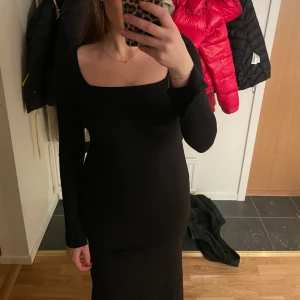 Svart långklänning - Långklänning från Gina i 38, passar 36. Slits i armarna 