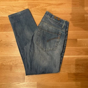 Dondup George jeans - Dondup George jeans i färgen ljusblå med slitningar. Jeansen har inga synliga defekter. Storlek:33. Nypris ca 3000kr, vårat pris endast 550kr✅Hör gärna av er vid eventuella funderingar eller frågor!
