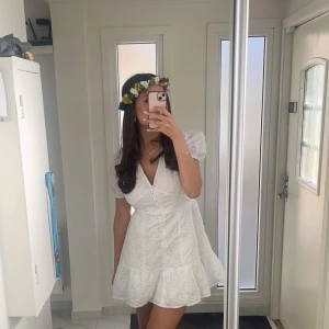 Vit klänning - Charmig vit klänning med v-ringning och borderade detaljer. Perfekt för student, examen eller midsommar🌸🌸. Endast använt en gång.