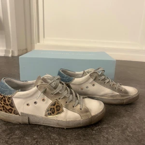 Philippe Model skor - säljer mina as snygga Philippe model skor med leopard mönster. köpta förra året i maj nya för 3550 kr, äkthetsbevis finns. dom är som nya men lite söndriga på sulan under skon. pris kan diskuteras 💓💓