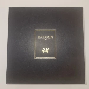 Vackra örhängen från Balmain x H&M - Snygga och iögonfallande örhängen från Balmain x H&M. De har en fyrkantig design med hängande kristalliknande detaljer som ger en glamorös look. Perfekta för att lyfta vilken outfit som helst.