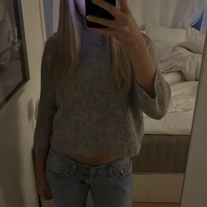 grå stickad  - Super snygg stickad tröja med kortare armar och bred hals 