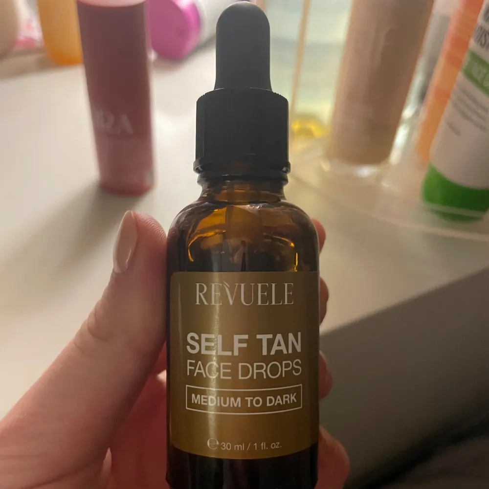 Revuele Self Tan Face Drops för medium till mörk hudton. Kan blandas med din fuktkräm för en jämn applicering. En stark lukt men inget besvärligt eller illa. Har acne o den funkar bra den ger mig iaf inga fler utslag elr rodnader. Jättefin skillnad💞💞Kontakta innan köp. Beauty.