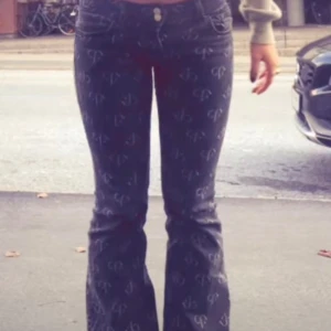 Lågmidjade Svarta jeans med mönster  - Snygga svarta Lågmidjade jeans i nyskick. Strl S(34/36)pris kan diskuteras 400- posta, 380- mötas upp 
