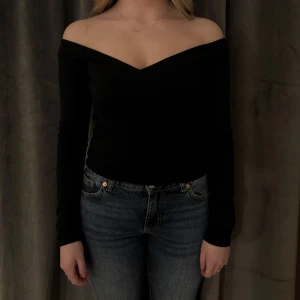 Svart offshoulder topp BIKBOK - Snygg svart offshoulder topp med långärmade ärmar och öppen rygg. Aldrig använd, storlek XS. Från BIKBOK💞