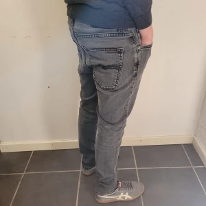 Nudie jeans - Säljer ett par snygga Nudie jeans i modell Lean Dean. Jeansen är i mycket bra skick. Det är storlek W28/L28. Vid minsta fråga eller fundering är det bara att höra av sig🙌😄