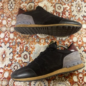 Valentino rockrunners  - Hej! Säljer nu mina skor från märket Valentino , storlek 43, bra skick. Givetvis äkta, Tveka inte på att höra av dig om du har frågor eller funderingar kring skorna!