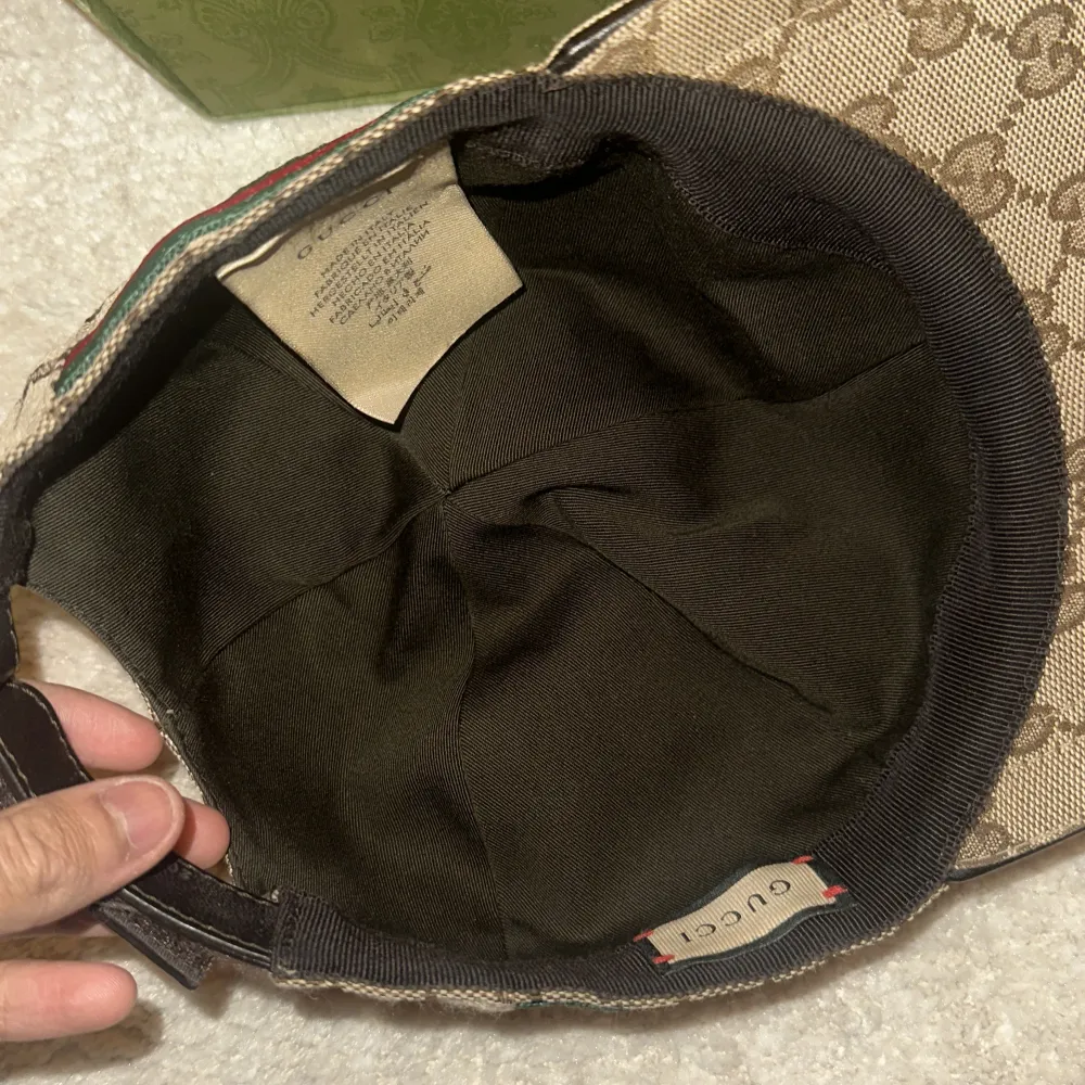 Tja! Säljer nu denna Gucci keps för riktigt bra pris och den är typ aldrig använd och är såklart i riktigt bra skick.. Asusteet.