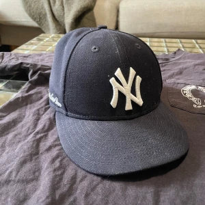 Blå keps från Aimé Leon Dore - Snygg blå keps med broderad logga framtill och Aimé Leon Dore-broderi på sidan. Perfekt för en stilren look. Köpt i Soho butiken London, knappt använd