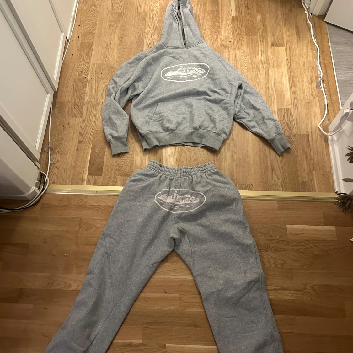 Grå hoodie och byxor med tryck