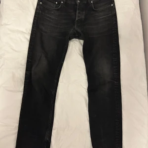 Svarta jeansbyxor från Flippa K - Snygga svarta jeans från Flippa K. De har en straight passform. Perfekta för en stilren vardagsstil. Storlek är 33-34