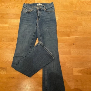 Blå jeansbyxor - Blå jeans, Gina Tricot, högmidja, utsvängda. Sparsamt andvända