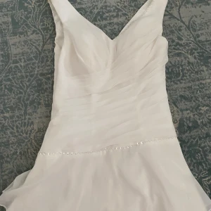 Vit klänning student  - Så himla fin klänning som passar bra till studenten eller bara i sommar 🧡🧡🧡 Passade inte mig så har inga bilder med den på men kan skicka mått om det önskas 😁😁 Står ingen storlek men skulle uppskatta det till en S/M