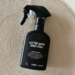 Let The Good Times Roll Body Spray från Lush - En kroppsspray från Lush med namnet 'Let The Good Times Roll'. Flaskan är svart med en praktisk spraypump och rymmer 200 ml. Den lovar en doft av smörpopcorn som ska träffa rätt på din sweet spot. Använd ett fåtal gånger men mycket är kvar.