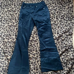 Svarta bootcut byxor - Snygga svarta bootcut byxor med klassisk design. Perfekta för en stilren look. 