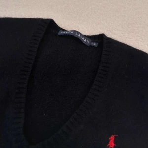 Svart tröja från Ralph Lauren - Säljer en elegant svart tröja från Ralph Lauren i ull och kashmir. 