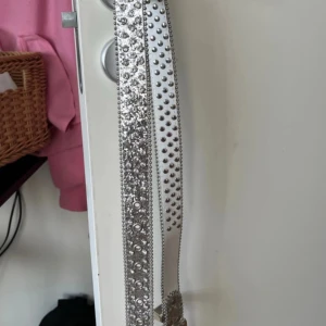 Y2k bälte  - Snyggt glittrigt bälte i silver med små diamanter