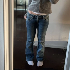 lågmidjade Pepe Jeans - Snygga lågmidjade jeans från Pepe Jeans!! storlek w10 eller 36. insydda i midjan av förra ägaren men går att sprätta upp ifall de är för små!! midjemått 41, innerbensmått 70 💗