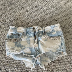 Lågmidjade jeansshorts  - Så fina o coola lågmidjadejeans jeansshorts stl xs❤️ OBS KÖP INNAN FRRDAGEN 21E OM NI E INTRESSERADE ÅKER IVÄG SEN💕