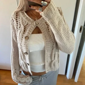 Beige stickad kofta - Säljer denna kistan köpt på plick💞Storlek 36/38