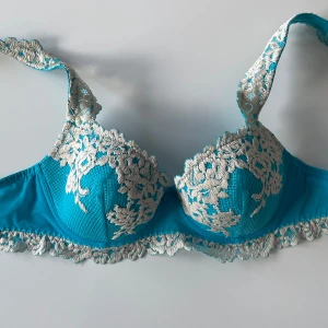 Turkos Intimissimi bh - Snygg turkos bh från intimissimi i superfint skick, storlek 75b💗💗