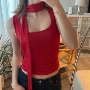 Röd ärmlös topp med scarf - Röd  topp med matchande scarf 🥰