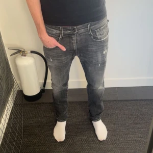 Replay Anbass Aged 05 Slim Fit - Hej, Säljer nu mina sjukt snygga Replay jeans som har en sjukt snygg grå färg med slitningar lite här och där. Just denna modellen är sjukt populär och svår att få tag på! Storleken är 31/30. Nyrpris 1899kr. För fler frågor eller funderingar så är det bara att höra av sig! 