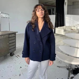 Mörkblå skepparkavaj - Säljer min mörkblåa kappa från design by si. Använd några gångar men har inga defekter, ser som ny ut.🩷 Skriv för frågor eller bilder på, annars tryck direkt på köp nu🩷(Bilderna är tagna från deras hemsida)