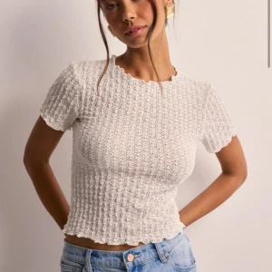 Vit långärmad topp - Enn jätte söt topp från nelly. Jätte bekväm och snygg på, passar perfekt till både vardag och fest 😍