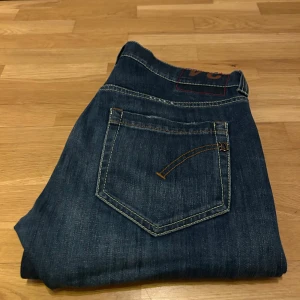Dondup jeans  - |Dondup jeans W34| Ett par riktigt fräscha Dondup jeans! Inga defekter överhuvudtaget! Vid frågor och funderingar tveka inte på att höra av er!