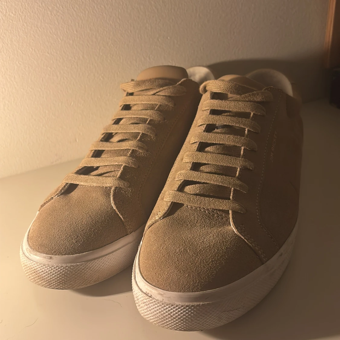 Beige sneakers med snörning