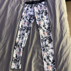 Tränings byxor  - Snygga leggings från SOC med ett coolt abstrakt mönster i svart, vitt och rosa. De har en elastisk midja för extra komfort och är perfekta för träning eller en avslappnad dag. Aldrig andvenda 