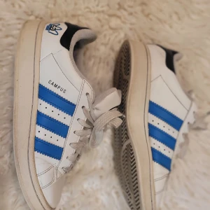 Adidas campus 00 - Storlek 37 1/3. Det är inget hål i sulan, det är en sten som syns på bilden. 