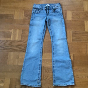Blå bootcut jeans från Gina Tricot - Snygga ljusblå bootcut jeans från Gina Tricot. De har en klassisk femficksdesign och en bekväm passform. Perfekta för en avslappnad stil.                 Väl använda men inga skador ❤️ därför kan pris diskuteras. Dom har tyvärr blivit för små