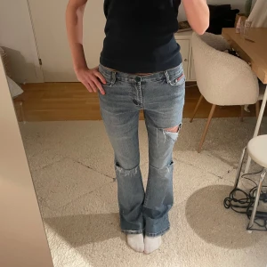 Lågmidjade utsvängda ljusblå jeans med slitningar  - Lågmidjade jeans, ljusblå med slitningar