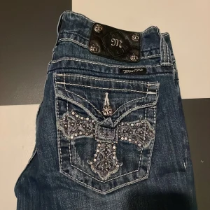 Bootcut miss me - Par 8  Midja:38 Ytterben:104 Innerben:80 Benöppning:23 Rise:21  Som nya ända ”defekt” är att dem är uppsprättade cirka 1cm nedtill   Skriv om du har frågor😇  Pris är diskuterbart🤗 Skriv innan du köper💯