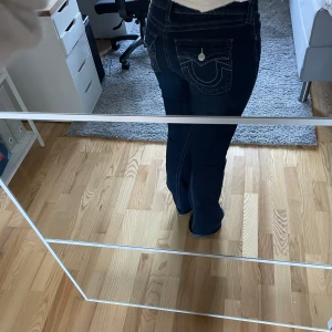 True religion jeans - Mörkblåa True religion jeans i modellen Joey i storlek W31 som är lågmidjade. De är knappt använda och är i mycket bra skick. Nypris 1300kr💗 Priset går att diskutera 