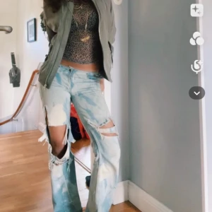 Lågmidjade jeans - Bilder från tjejen jag köpte från🥰 super fina tie dye jeans som jag säljer pga för små i midjan