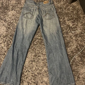 Blå jeans från Industrie - Säljer ett par snygga blå jeans från Industrie. De har en klassisk femficksdesign och en bekväm passform. Perfekta för vardagsbruk! 