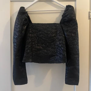 Topp med puffärmar  - En härlig topp med puffärmar. Passar till fest men även vardag. Enbart testad (lappen kvar).