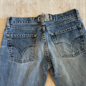 Jeans - Midjemått 36 cm tvärsöver och innerbenslängden är 75cm🤗