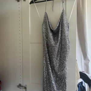Glittrig klänning bikbok - Använd 1 gång nyskick! Storlek s  