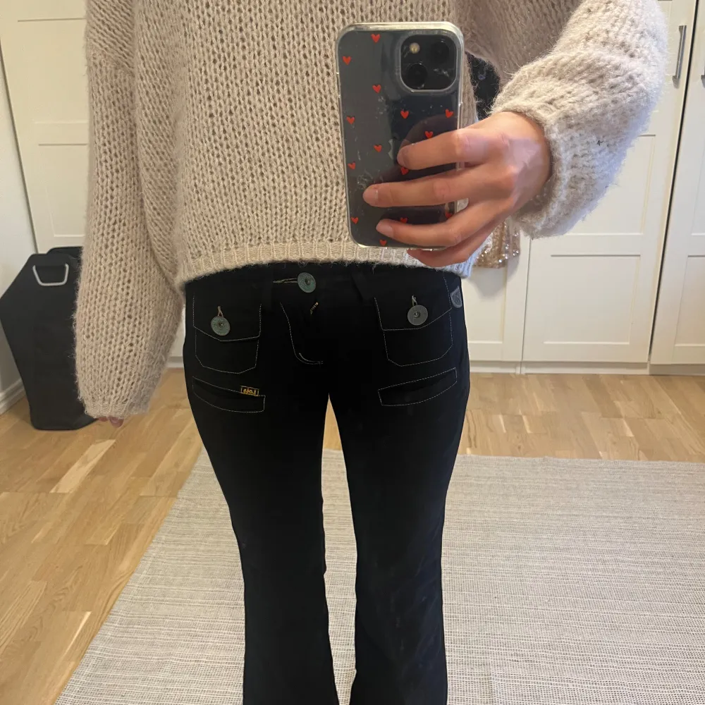 Svarta bootcut jeans från Lois! Super snygga och bra skick🩵. Jeans & Byxor.