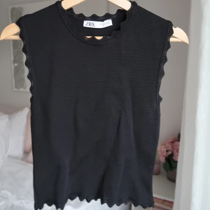 Zara topp i svart med spets - Zara topp med spetsdetalj. Finstickat tyg. Fint skick.💗 Passar mer en xs/s då den är väldigt tight/ stretchigt i tyget.