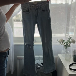 Jeans  - Säljer dessa blåa bootcut jeans. Köpta på lager157 och modellen är low boot men skulle säga att de är middel waist. Köpte de är 300kr. Gjort hålet själv! 