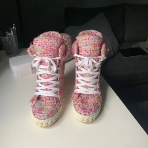 Snygga Casadei klackar - Ur snygga Casadei klackar, rosa med olika färger. Inga defekter, säljer dem för de är för stora för mig.💕