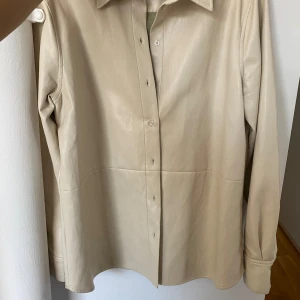 Beige skinnskjorta - Super snygg tunn skinn skjorta från Wera. Funkar perfekt som tunn jacka till vår också  